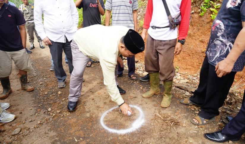 Bupati Seluma saat melakukan titik nol jalan Puguk-Lubuk Resam