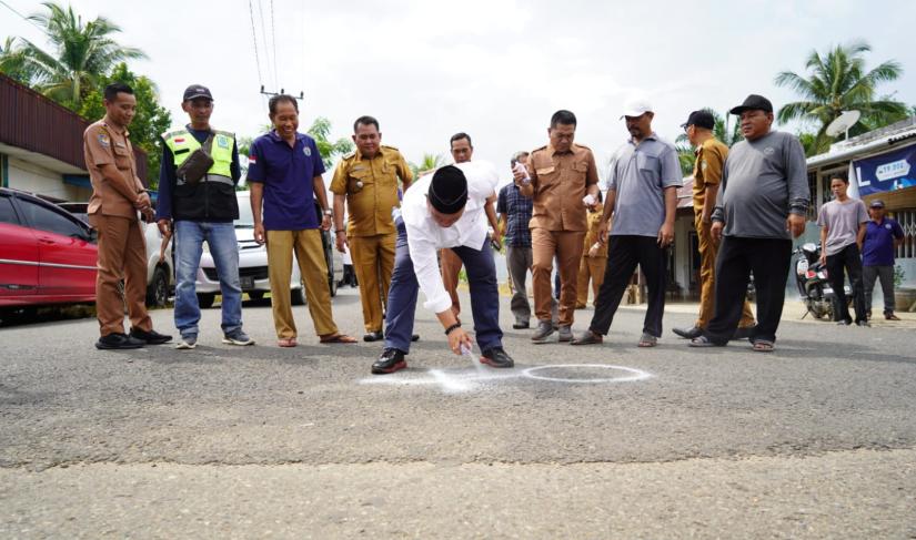 Bupati Seluma Erwin Octavian saat mulainya titik nol jalan Desa Talang  Kabu kecamatan Ilir talo kab. Seluma.