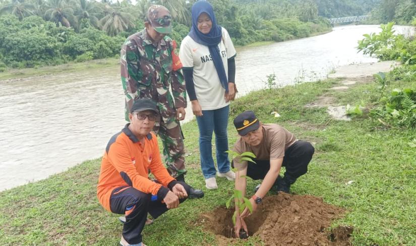 Saat kapolsek nasal tanam pohon didampingi oleh camat dan Babinsa Sabtu, (25/05/2024)