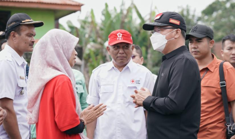 Gubernur Bengkulu, Rohidin Mersyah, secara langsung menyerahkan bantuan tersebut di dua posko tanggap bencana di Kabupaten Agam pada hari Rabu (15/5).