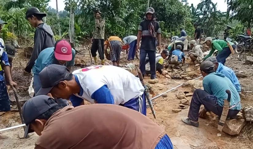 Warga Sinar Mulya melakukan goto-royang perbaikan jalan, Senin (03/06/2024)