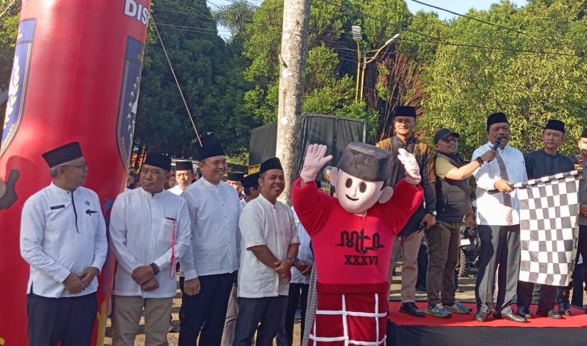Bupati Ir Mian Melaksanakan Pelapasan Pawai Ta'aruf dan Pembukaan Pameran Pekat Raya Pelaksanaan MTQ ke XXXVI. " Poto Redy Penarafflesia.com "