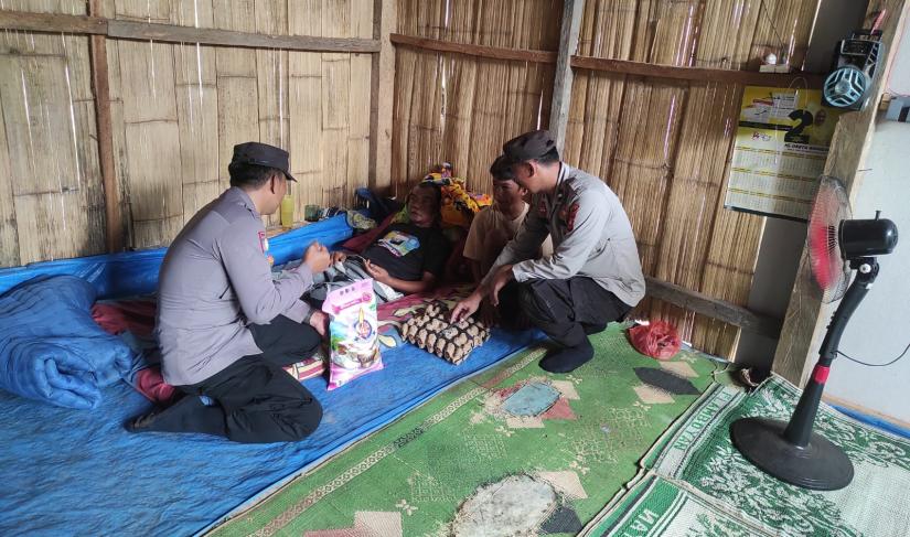 Pemberian Sembako Kepada warga yang sakit dan kurang mampu oleh Babinkantibmas Maje, Selasa (11/06/2024)