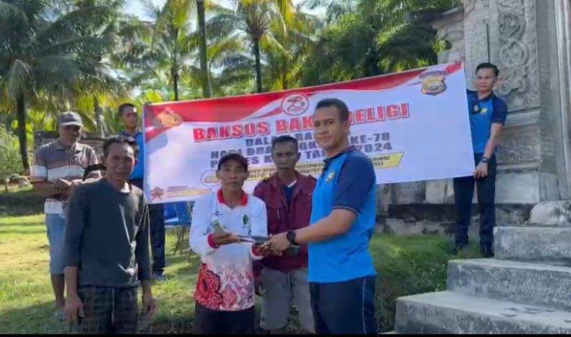 MEMBERSAMAI: Kapolres kaur ikut serta dalam pembersihan tempat ibadah, belum lama ini