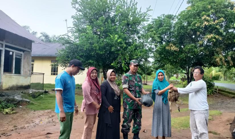 Pembagian bibit itik program ketahanan pangan desa pagar ruyung, secara simbolis." Redy Penarafflesia.com" 