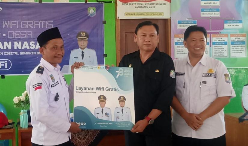 Penyerahan secara simbolis wifi gratis kepada desa yang menerima, Rabu (17/07/2024)