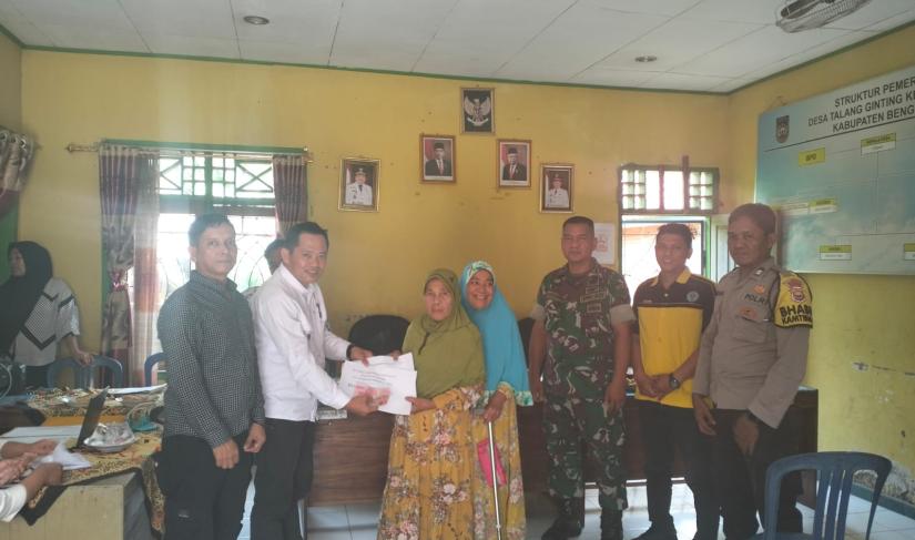 Pembagian BLT dd desa talang Ginting secara simbolis oleh kepala desa beserta unsur tripika kecamatan air besi Bu." Redy Penarafflesia.com"