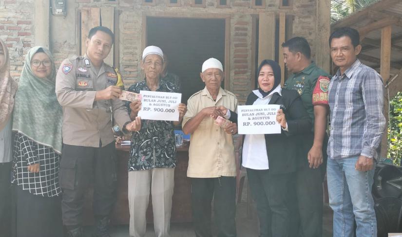 Kades Sinar Mulya BPD Sinar Mulya salurkan BLT-DD, Rabu (21/08/2024)