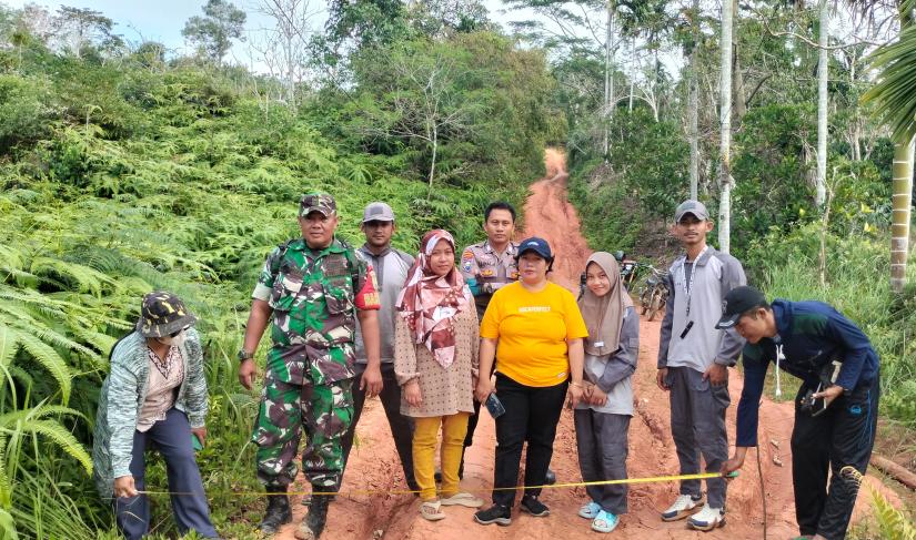 Pemdes dan instansi setempat melakukan pengukuran Pembangunan Pladeker, Senin (23/09/2024)