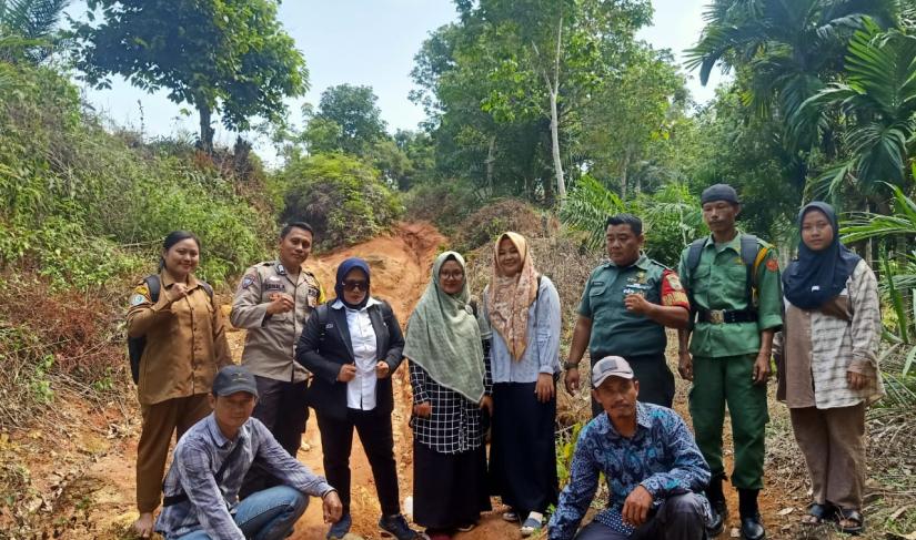 Pemdes Sinar Mulya dan beberapa BPD melakukan titik nol di jalan desa sentral pertanian, Kamis, (26/09/2024)