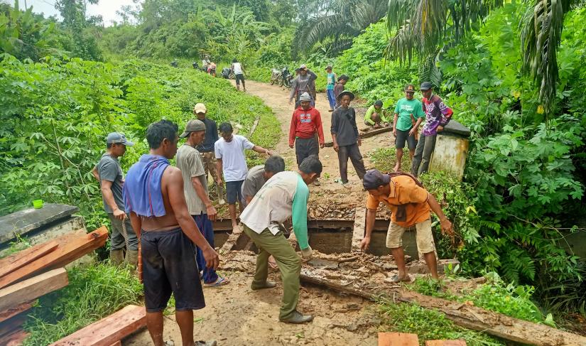 Masyarakat Sinar Mulya bersama BPD melakukan perbaikan jembatan belum lama ini