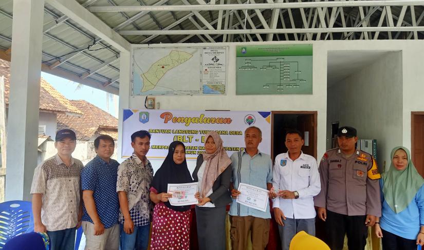 Kades Yawan beserta ketua BPD, Camat Nasal salurkan BLT-DD kepada masyarakat ,Jumat (07/06/2024)