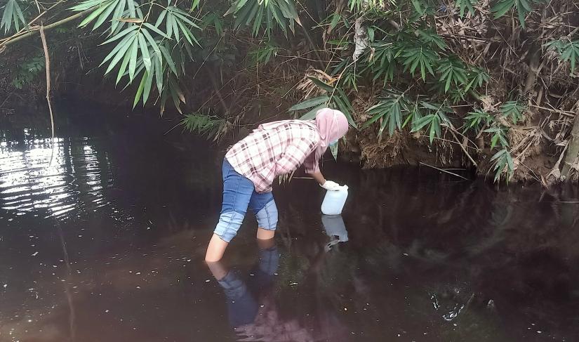 Pengambilan Sampel air Perumbaian oleh Dinas DLH Kaur belum lama ini