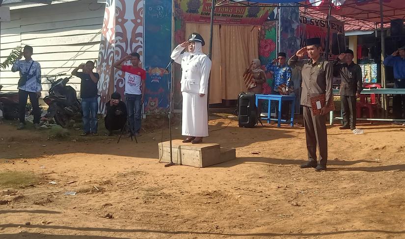 Kades Saniyah menjadi Inspektur upacara bendera HUT RI 79 Di Sinar Mulya, Saptu (17/08/2024