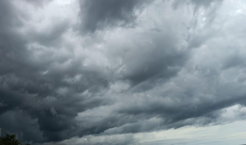 Cuaca Buruk Akibat Siklon Anggrek.