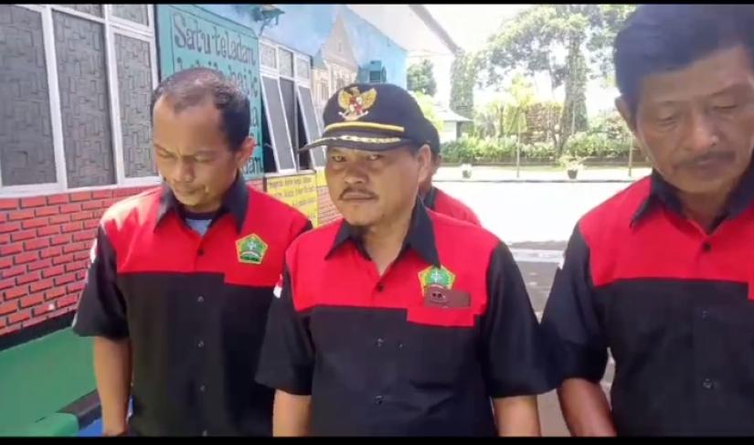 Ketua Aliansi bersama Anggotanya di Kantor Kejaksaan Negeri Bu (Poto, Redy/Penarafflesia.com).
