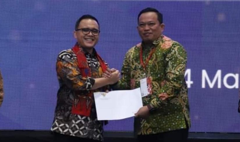 Bupati Seluma terima Surat Keputusan Menpan-RB tentang Persetujuan Prinsip Kebutuhan Pegawai ASN di lingkungan instansi pemerintah.
