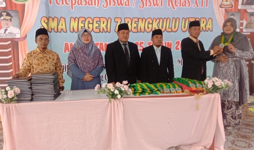 Pelepasan Siswa Siswi Kelas Xll SMA Negri 7 Bengkulu Utara Angkatan Ke -25 Tahun Pelajaran 2023 / 2024 / Poto Redy Penarafflesia.com