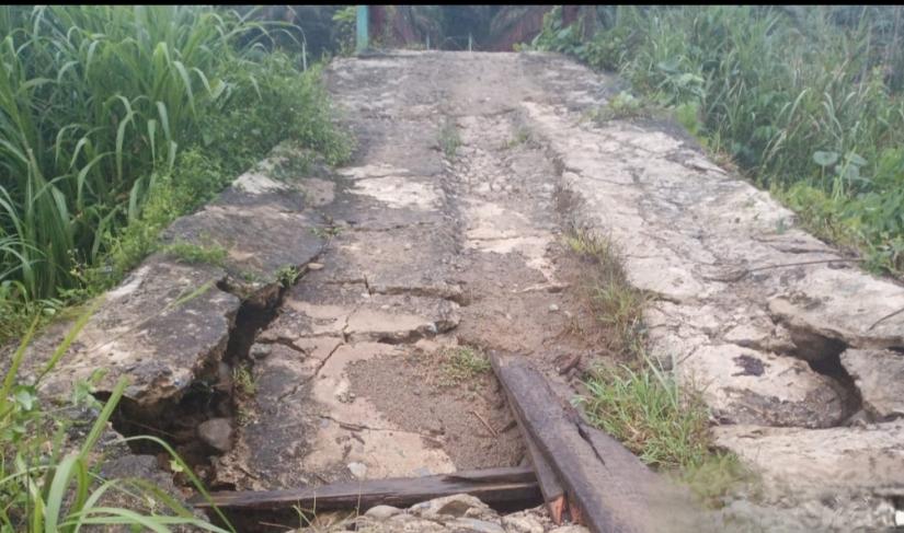 Poto kondisi Sayap Abotmen Jembatan Desa Sinar Pagi yang ambruk akibat Lebatnya Curah hujan