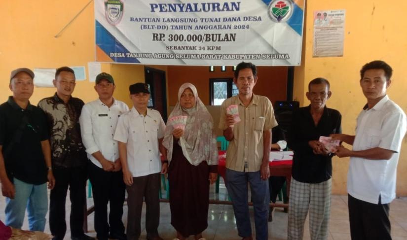 Poto ; Dodi Herni kades Desa Tanjung agung Seluma Barat saat memberikan BLT-DD kepada KPM