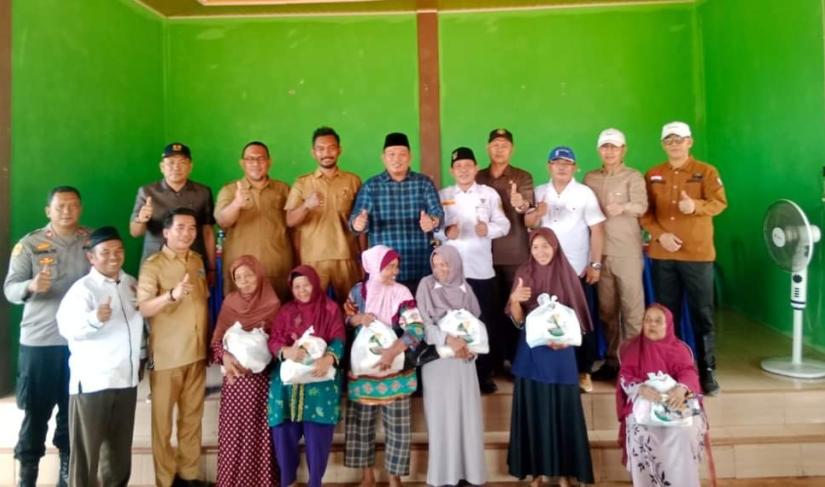 Poto bersama Bupati Seluma kepada masyarakat Talang Sebaris yang berhak menerima bantuan