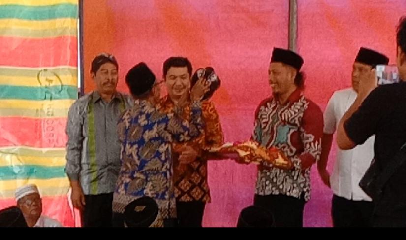 Pemasangan blangkon kepada wakil bupati Bengkulu Utara oleh sesepuh warga desa Sido Urip, di hadiri langsung oleh kepala desa." Redy Penarafflesia.com" 