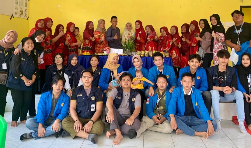 Kegiatan pembagian makanan tambahan pencegah stunting desa banyu mas baru." Redy penarafflesia.com "