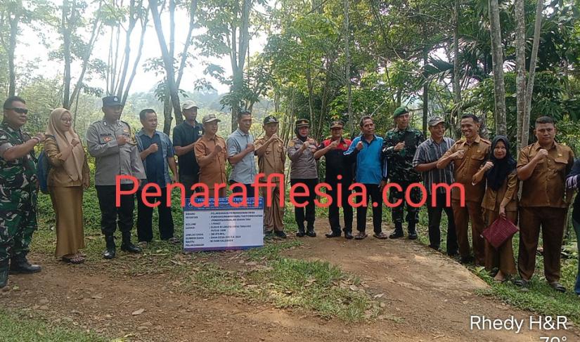 Penentuan titik nol pembanguan jalan rabat beton desa tanjung putus tahun anggaran 2024." Redy Penarafflesia.com"