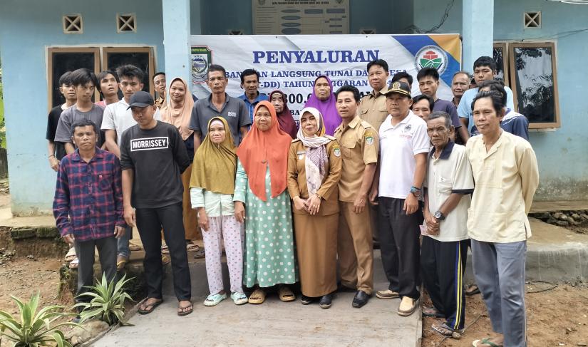 Kades, camat, BPD serta KPM Poto bersama usai Pembagian BLT DD