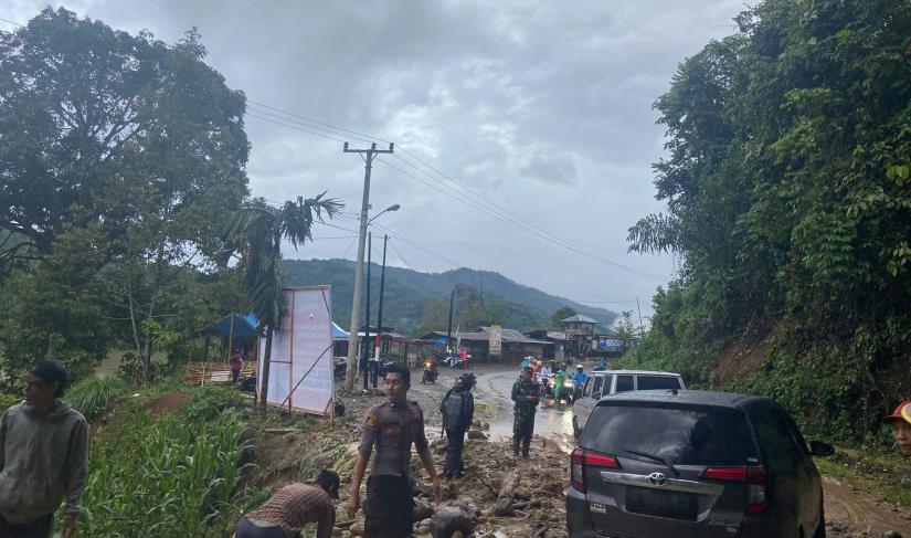 Longsor Landa Jalan Lintas Curup - Lebong.