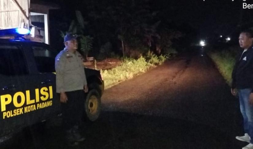 Anggota Polsek Kota Padang dari Polres Rejang Lebong, Polda Bengkulu, melaksanakan patroli malam hari di jalur lintas Kotapadang – PU.Tanding (Foto: Polres RL/Penarafflesia.com)