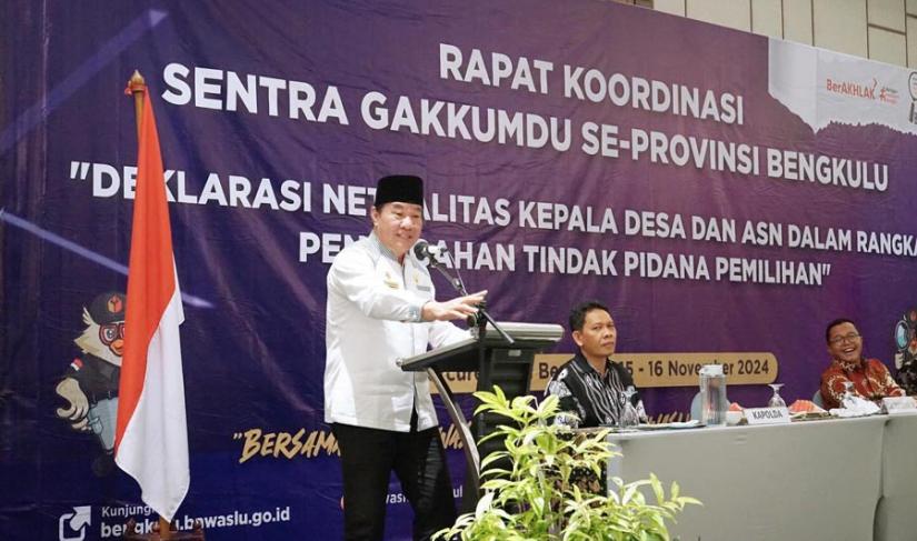 Plt Gubernur Rosjonsyah memberikan arahan dalam Rakornas Sentra Gakkumdu se-Provinsi Bengkulu, Jum'at (15/11/2024). (Yantori~PenaRafflesia.Com)