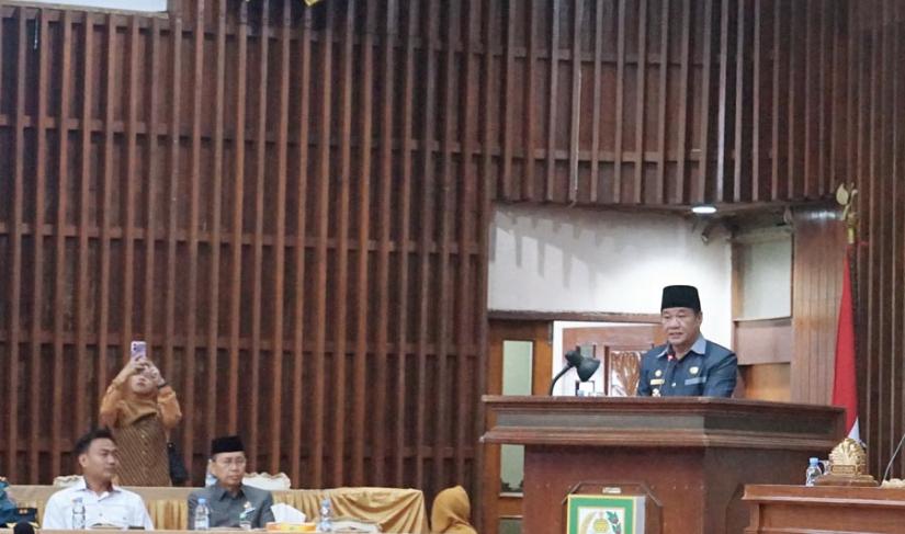 Plt Gubernur Rosjonsyah saat menyampaikan pengantar nota keuangan RAPBD TA 2025 dalam paripurna DPRD Provinsi Bengkulu, Senin (4/11/2024). (Swandi-PenaRafflesia.Com)