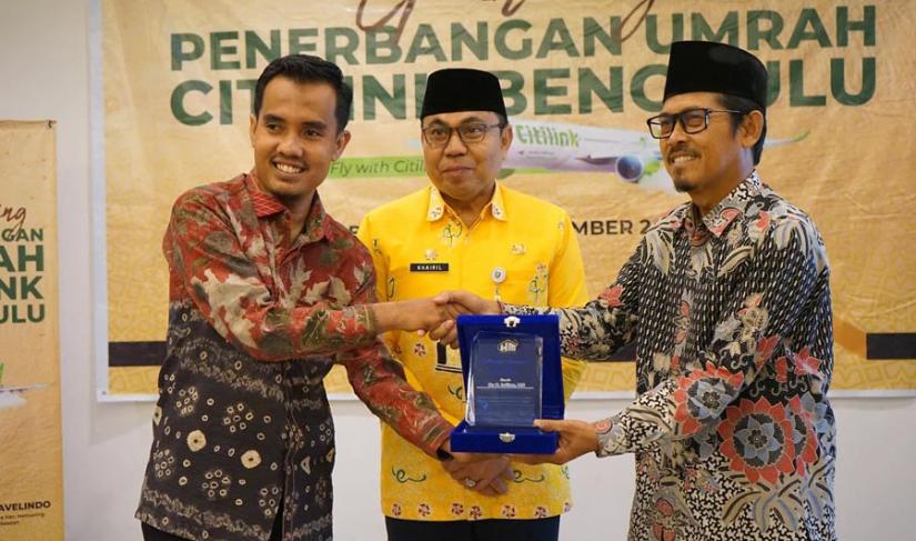 Khairil Anwar saat menyaksikan penyerahan cendera mata dalam gathering penerbangan umrah Citilink, Jum'at (8/11/2024). (Yantori-PenaRafflesia.Com)