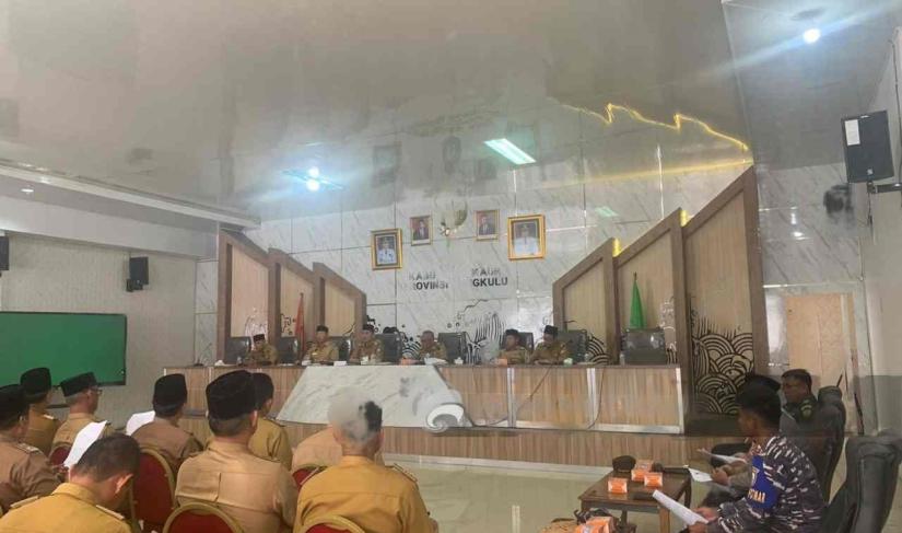 RAPAT : Sekda Kaur saat memimpin rapat finalisasi persiapan peringatan HUT Ke-21 Kabupaten kaur belum lama ini