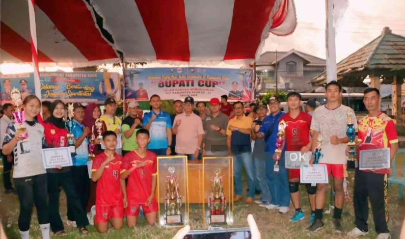 Foto bersama Pemda Kaur dan pemain bola voli belum lama ini