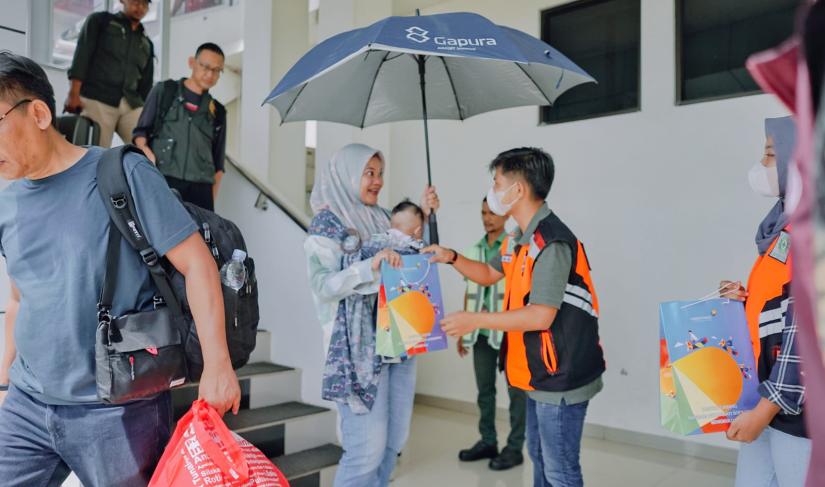 Manajemen PT Angkasa Pura II (AP II) Kantor Cabang Bengkulu merayakan momen pergantian tahun 2024 dengan memberikan puluhan souvenir kepada para penumpang. 