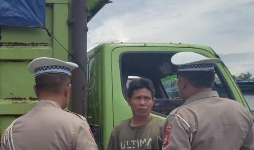 Personil Unit Lantas Polsek Ketahun dan Kamsel Satlantas Polres Bengkulu Utara Memberikan Himbauan kepada Sopir Truk Batu Bara di Bundaran D1 Ketahun (Foto: Yusuf/Penarafflesia.com)