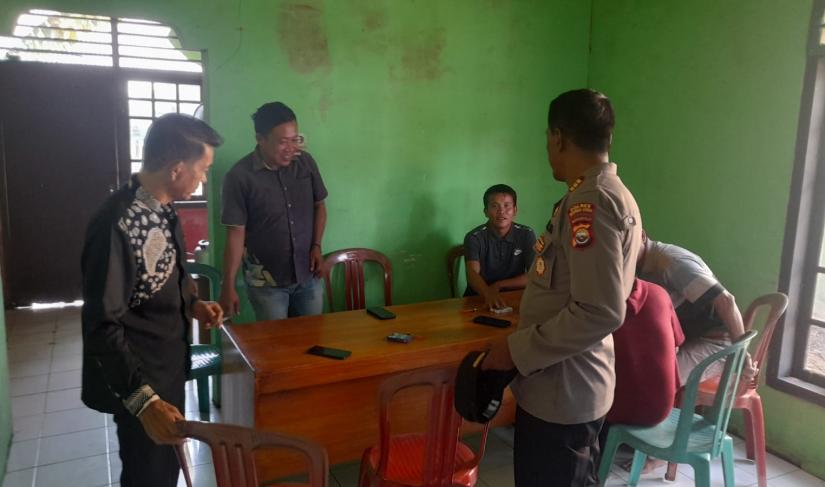 Kapolsek Lais, AKP Sukamto, bersama tim Subsatgas OMB Polsek Lais melakukan patroli dialogis dan koordinasi dengan komisioner dan staf PPK Lais di Sekretariat PPK Lais, Desa Pal Tiga Puluh, untuk persiapan dan keamanan tahapan Pemilu 2024 di Kecamatan Lais, Bengkulu Utara. (Foto: Yusuf/Penarafflesia.com)