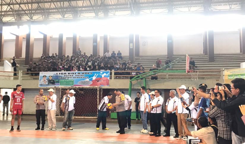 Kompetisi Liga Bola Voli Putra-Putri Provinsi Bengkulu, yang berlangsung di Gor Sawah Lebar, Sportatorium UMB. (foto: Fatmala/Penarafflesia.com).