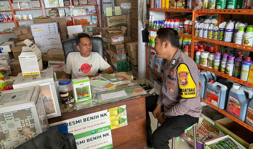   Bhabinkamtibmas BRIPKA Rizki Dwipa Yanto dan Briptu Rahman Saputra SH Melakukan Pemantauan Harga Sembako dan Elpiji 3 Kg di Warung Manisan, Desa Dusun Baru, Kecamatan Seginim (Foto: Humas Polda Bengkulu)
