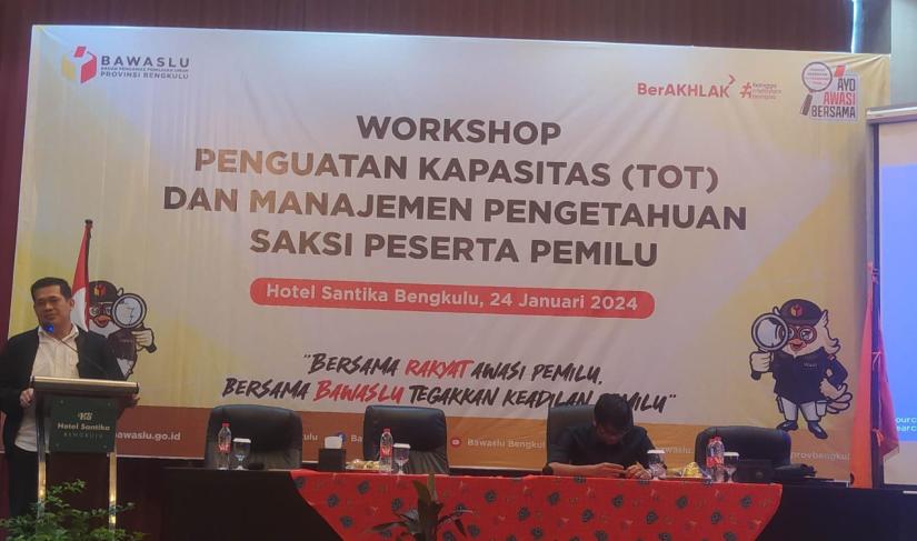 Anggota Bawaslu berikan penguatan kapasitas (TOT) dan manajemen pengetahuan saksi peserta Pemilu, di Hotel Santika (25/1/24). (Foto: Yusuf/Penarafflesia.com).