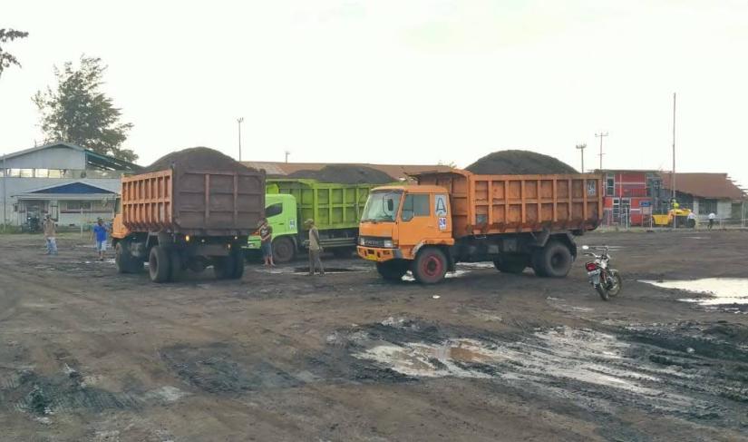 Truk muatan batu bara yang terparkir di Pelabuhan Pulau Baai Bengkulu. (Foto: Agus/Penarafflesia,.com).