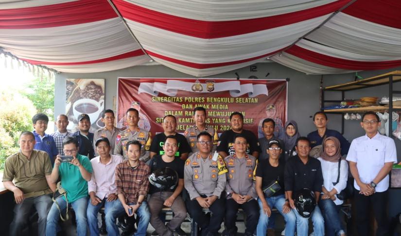 Kapolres Bengkulu Selatan AKBP Florentus Situngkir SIK bersama awak media dalam acara Coffee Morning, berdiskusi untuk meningkatkan sinergitas dalam menjaga Kamtibmas jelang Pemilu 2024 (FOTO: Humas/Penarafflesia.com)