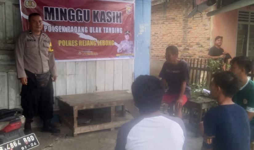 Personel Polsek Padang Ulak Tanding (PU. Tanding) bersama Kapolsek IPTU Hengky Noprianto, SH, MH, mengadakan acara 'Minggu Kasih', mengajak warga untuk meningkatkan kepedulian terhadap lingkungan dan menjaga keamanan bersama. (Foto: Agus/Penarafflesia.com)