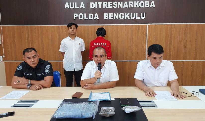 AKBP. Tonny Kurniawan, S.Ik, Wakil Direktur Reserse Narkoba Polda Bengkulu, tengah memberikan keterangan kepada pers.  (Foto: Agus/Penaraflesia.com)