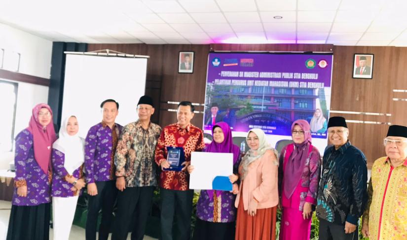Kepala LLDIKTI Prof. Dr. Iskhaq Iskandar, M.Sc., menyerahkan secara resmi SK Magister Administrasi Publik Sekolah Tinggi Ilmu Administrasi STIA Bengkulu, bertempat di Aula STIA, Rabu (31/1/2024). (Foto: Fatmala/Penarafflesia.com). 