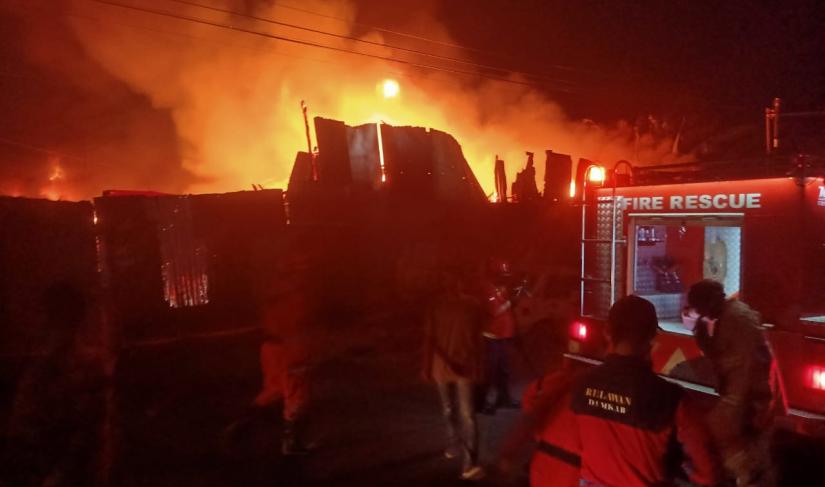 Relawan Damkar Kota Bengkulu melakukan emadaman api kamis (08/02/2024)