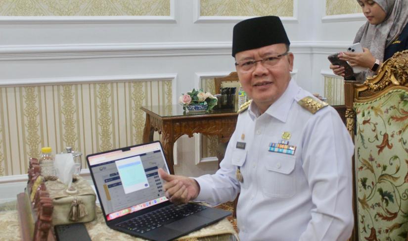 Gubernur Bengkulu Rohidin Mersyah saat mengisi laporan SPT tahunan Balai Semarak Bengkulu 