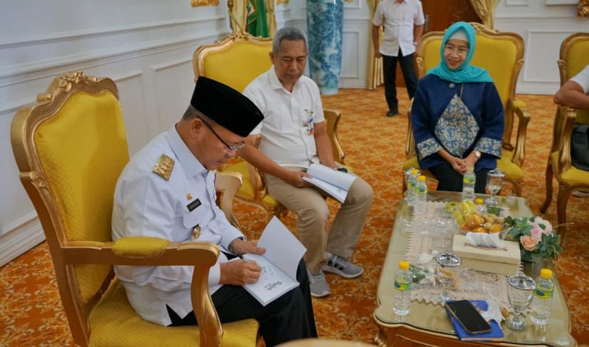 Gubernur Bengkulu Rohidin Maryah Bersam Kepala Kantor Bank Indonesia Provinsi Bengkulu